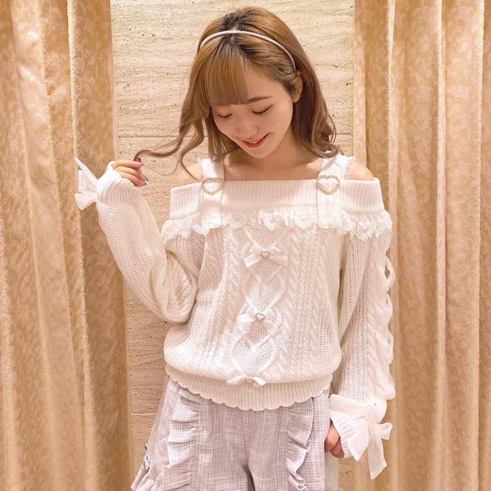 Liz Lisa Lace-up Sleeve Off-Shoulder knit